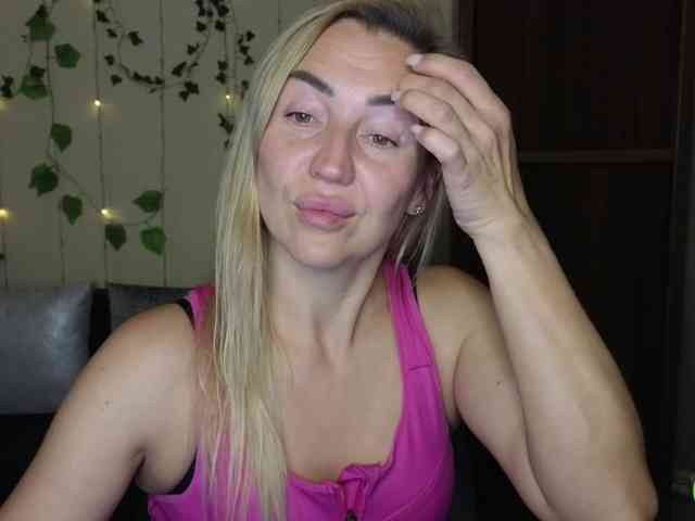 Jullyblondkiss webcam