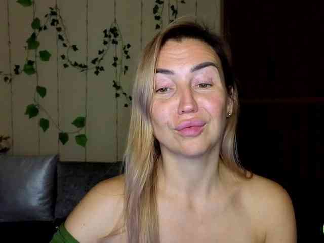 Jullyblondkiss webcam