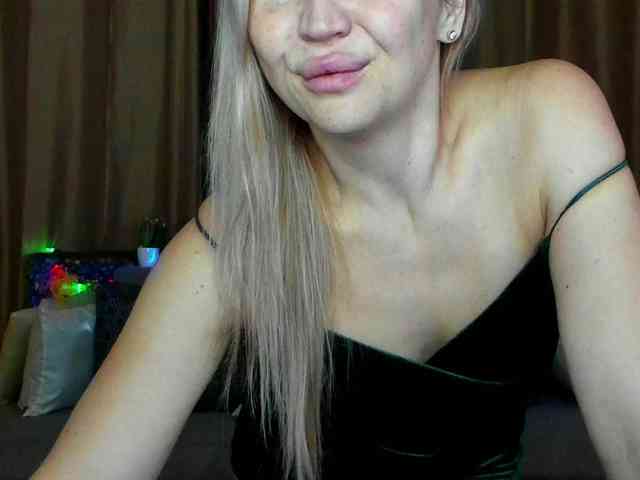 Jullyblondkiss webcam