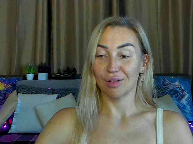 Jullyblondkiss webcam