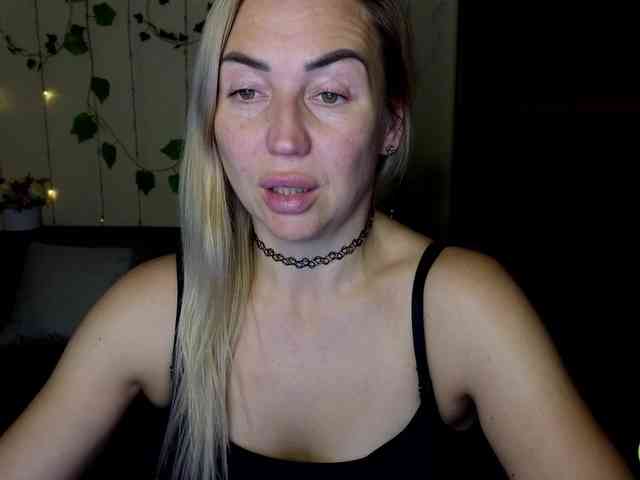 Jullyblondkiss webcam