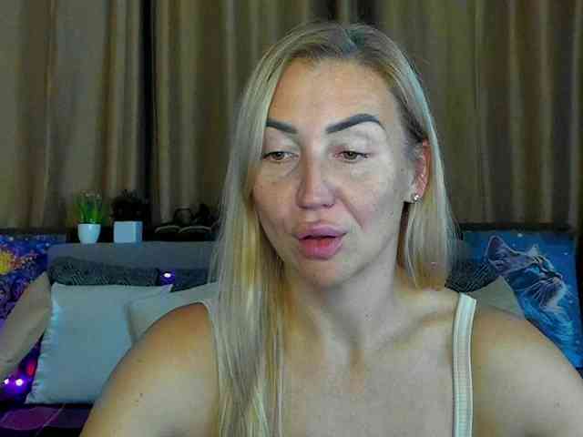 Jullyblondkiss webcam