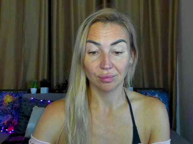 Jullyblondkiss webcam