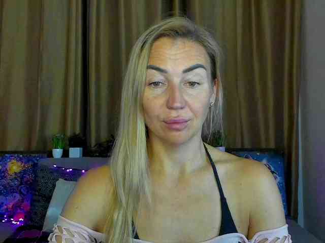 Jullyblondkiss webcam