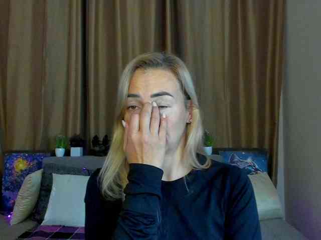 Jullyblondkiss webcam