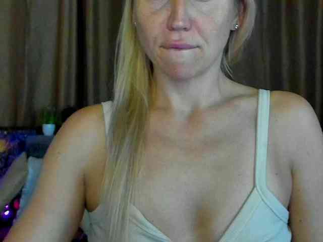 Jullyblondkiss webcam
