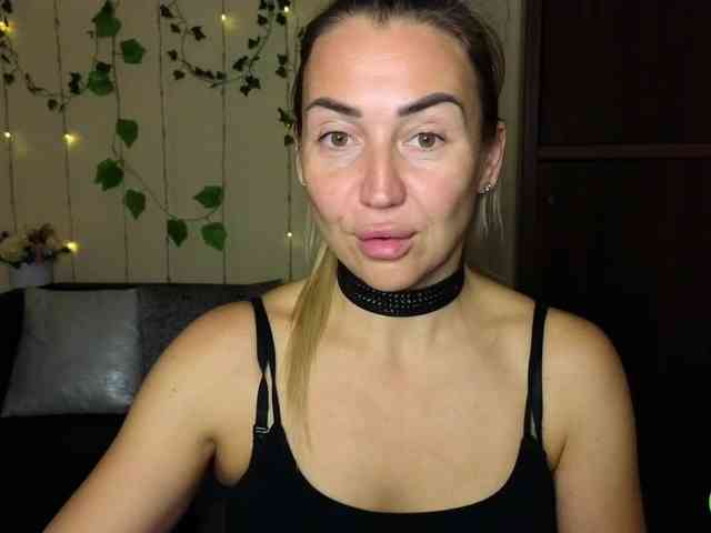 Jullyblondkiss webcam