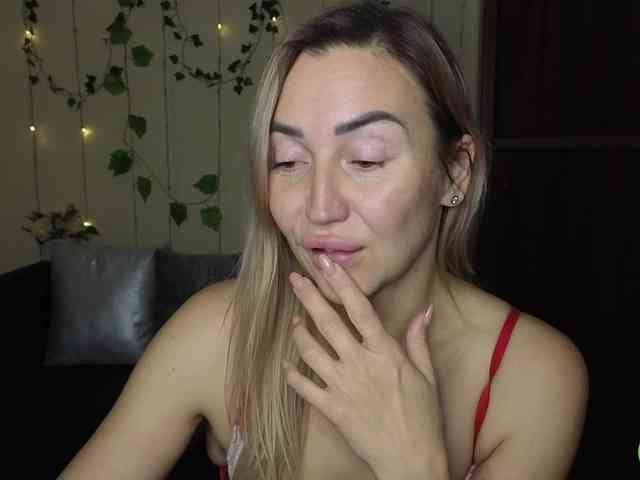 Jullyblondkiss webcam