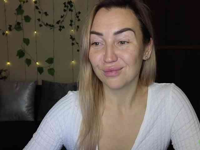 Jullyblondkiss webcam