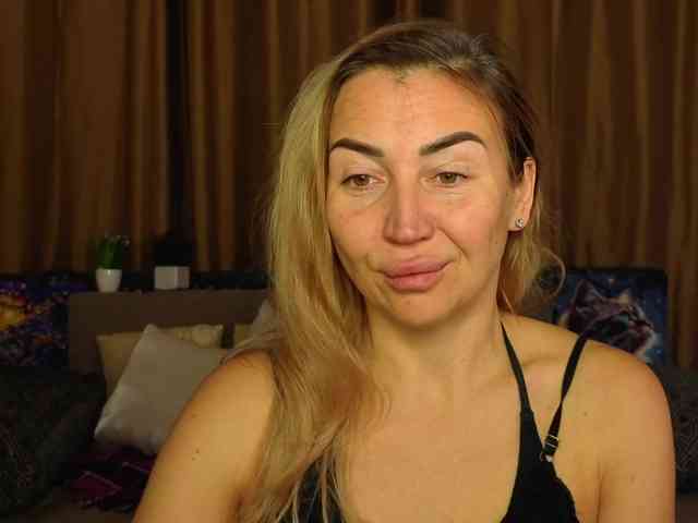 Jullyblondkiss webcam