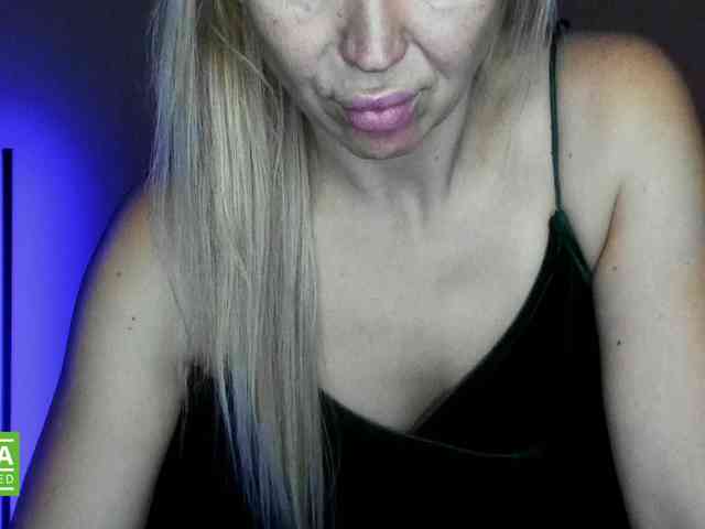 Jullyblondkiss webcam