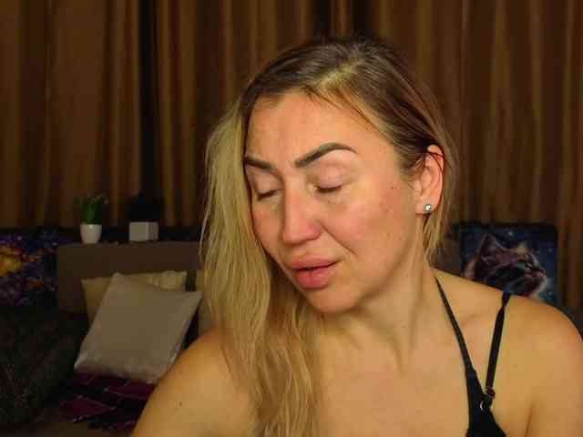 Jullyblondkiss webcam