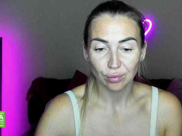 Jullyblondkiss webcam