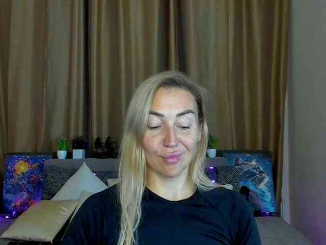 Jullyblondkiss webcam