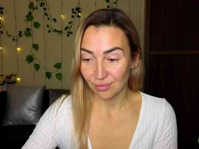 Jullyblondkiss webcam