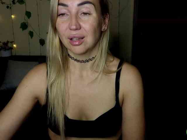 Jullyblondkiss webcam