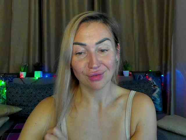 Jullyblondkiss webcam