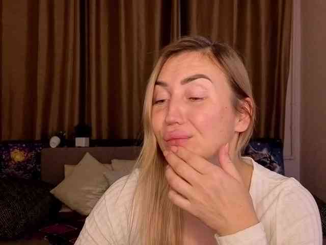 Jullyblondkiss Live Webcam on BongaCams