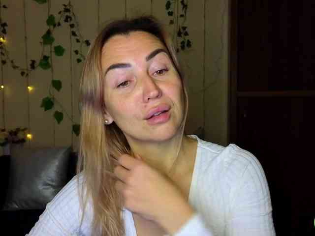 Jullyblondkiss webcam