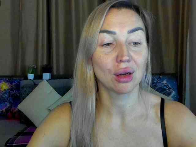 Jullyblondkiss webcam