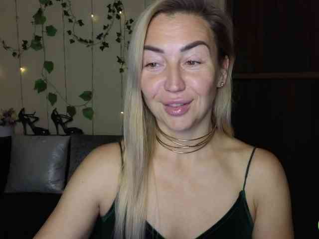 Jullyblondkiss webcam