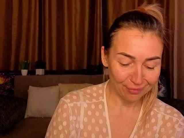 Jullyblondkiss webcam