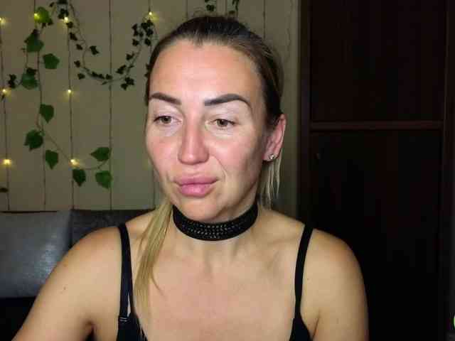 Jullyblondkiss webcam