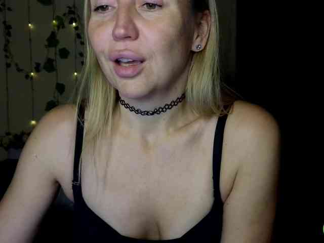 Jullyblondkiss webcam