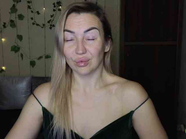 Jullyblondkiss webcam