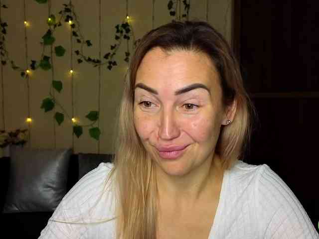 Jullyblondkiss webcam