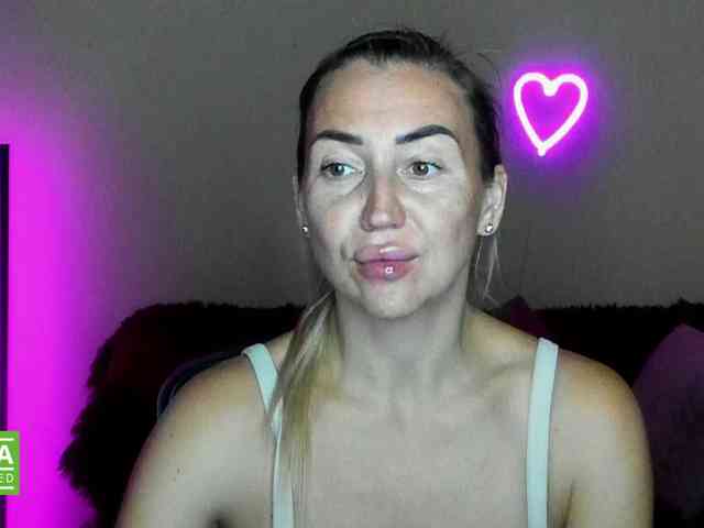 Jullyblondkiss webcam