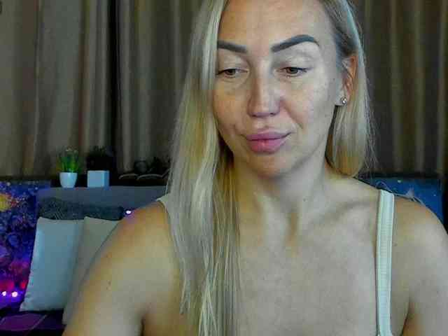 Jullyblondkiss webcam