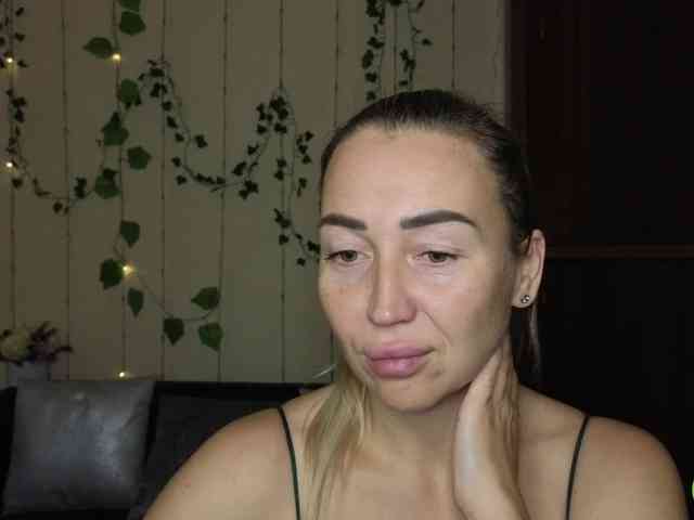 Jullyblondkiss webcam