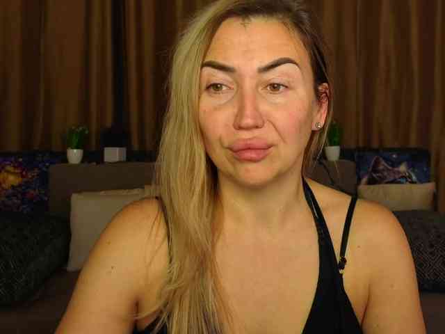 Jullyblondkiss webcam