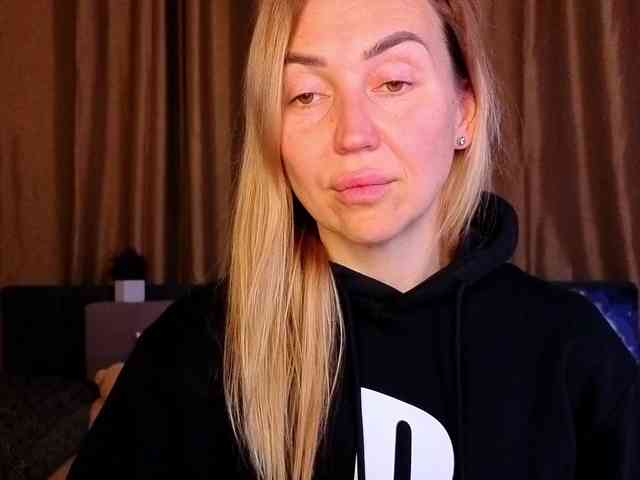 Jullyblondkiss webcam