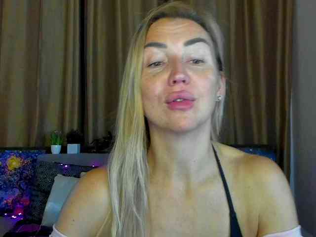 Jullyblondkiss webcam