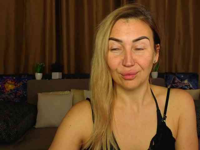 Jullyblondkiss webcam