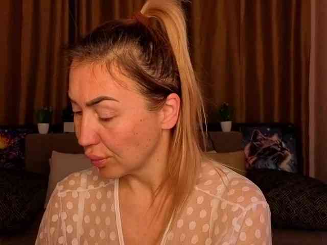 Jullyblondkiss webcam