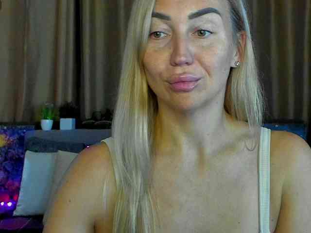 Jullyblondkiss webcam