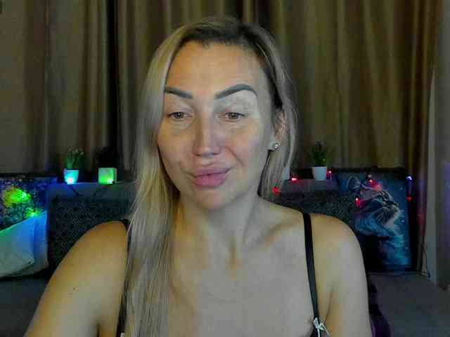 Jullyblondkiss webcam