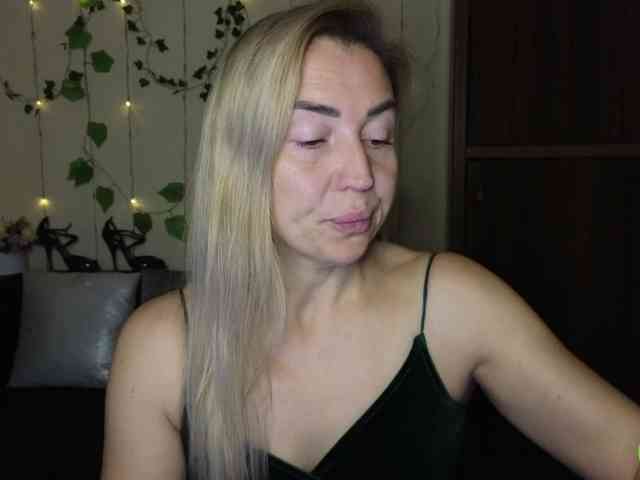 Jullyblondkiss webcam