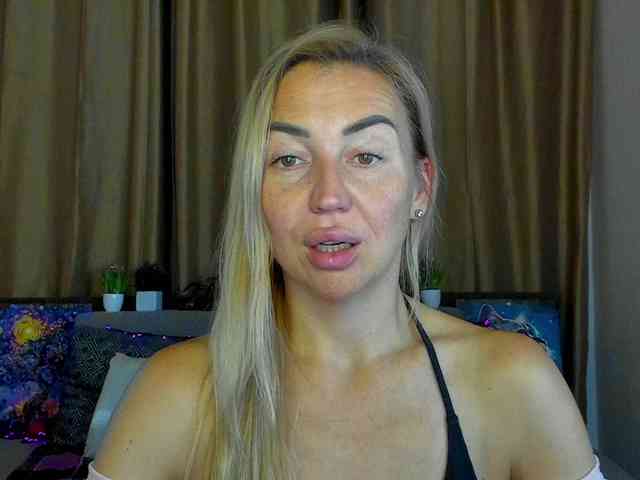 Jullyblondkiss webcam