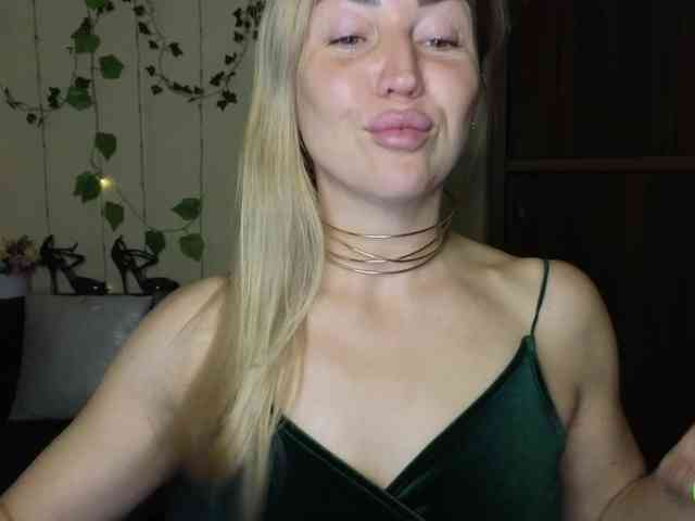 Jullyblondkiss webcam