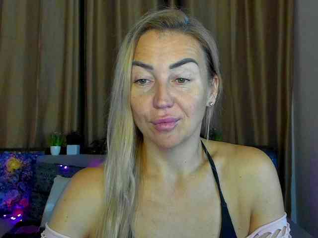 Jullyblondkiss webcam
