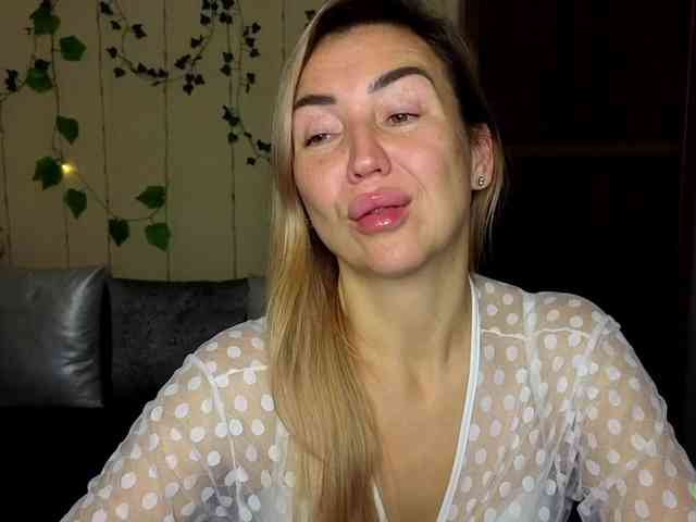 Jullyblondkiss webcam