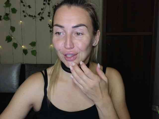 Jullyblondkiss webcam