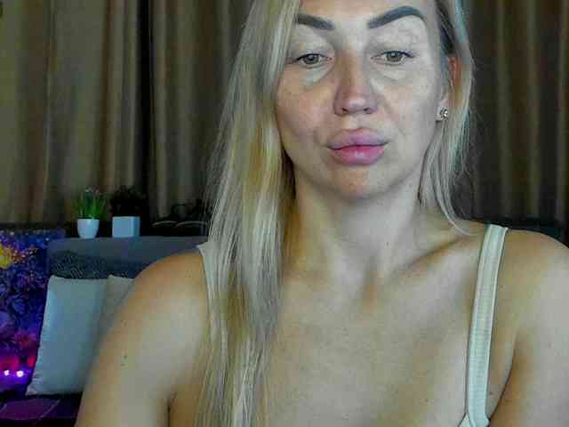 Jullyblondkiss webcam