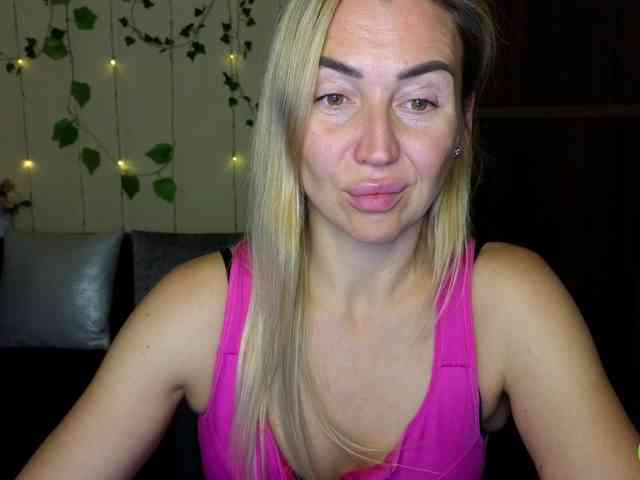 Jullyblondkiss webcam