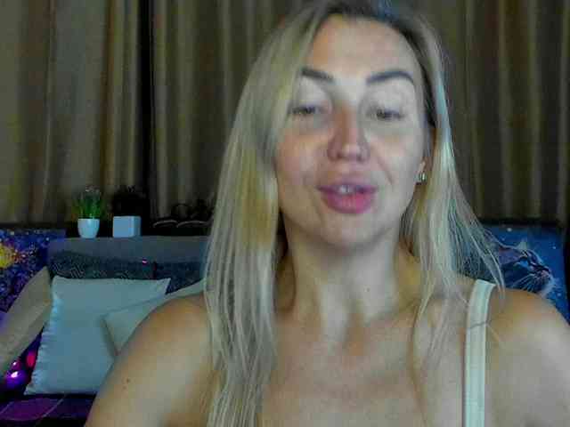 Jullyblondkiss webcam