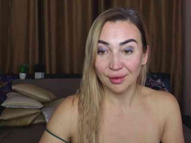 Jullyblondkiss webcam